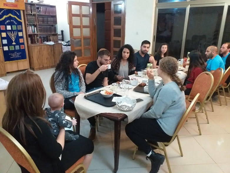 סטודנטים מתנדבים מאוניברסיטת אריאל נחתו הישר לסעודה חמה בבית חב"ד 